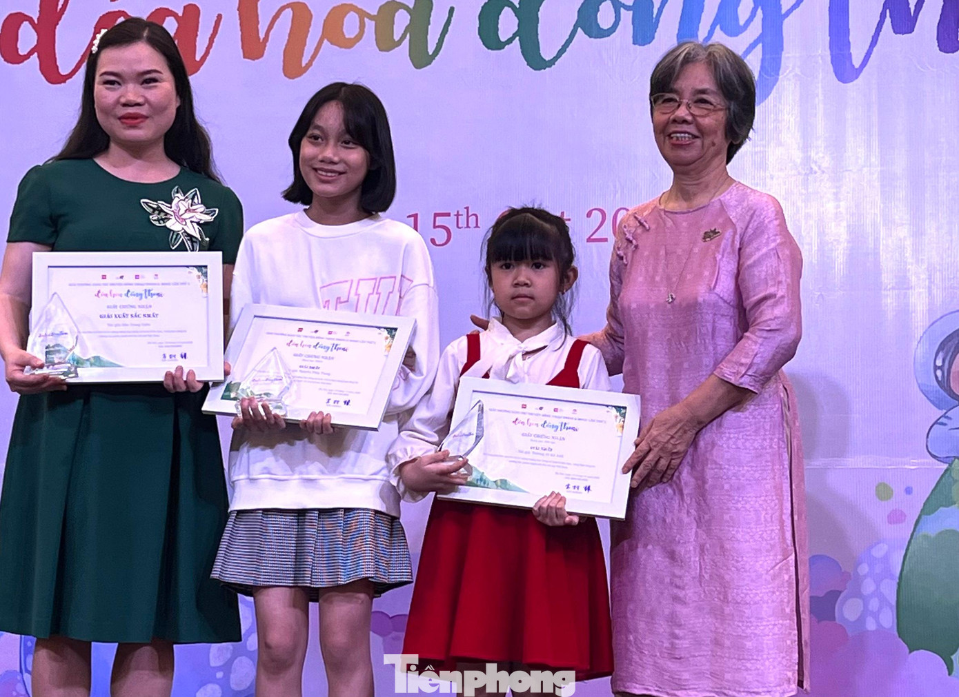 Nhà văn Lê Phương Liên (phải) trao các giải Nhất ở ba hạng mục.