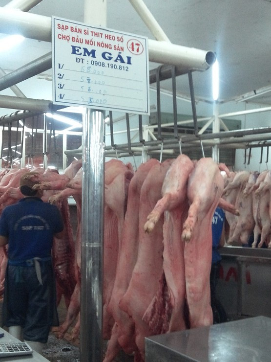 Nhiều sạp công bố giá ngay khi treo thịt heo lên giá, giá heo từng phiên phụ thuộc vào nguồn cung, diễn biến nhu cầu từ các chợ lẻ