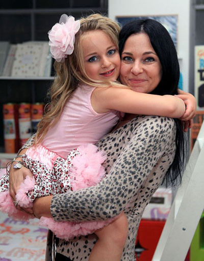 Bé Isabella và mẹ Susanna.