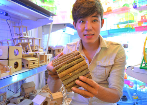 Trần Văn Thành 'khoe' chiếc cầu thang gỗ mà cậu phải ra tận Nha Trang để tìm mua vật liệu