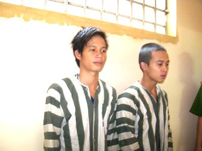 Hai anh em Trường (trái) và Tùng tại cơ quan điều tra