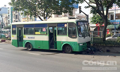 BẢN TIN ATGT: Xe 16 chỗ tông taxi, nhiều người nhập viện ảnh 7