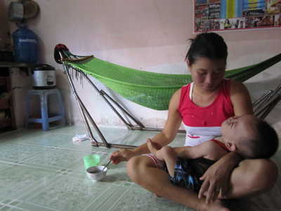 Chủ doanh nghiệp bỏ trốn, mấy tháng nay chị Nguyễn Thị Hồng không thể đòi được lương và sổ bảo hiểm. Ảnh: L.N. Chủ doanh nghiệp bỏ trốn, mấy tháng nay chị Nguyễn Thị Hồng không thể đòi được lương và sổ bảo hiểm. Ảnh: L.N