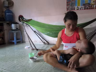 Chủ doanh nghiệp bỏ trốn, mấy tháng nay chị Nguyễn Thị Hồng không thể đòi được lương và sổ bảo hiểm. Ảnh: L.N