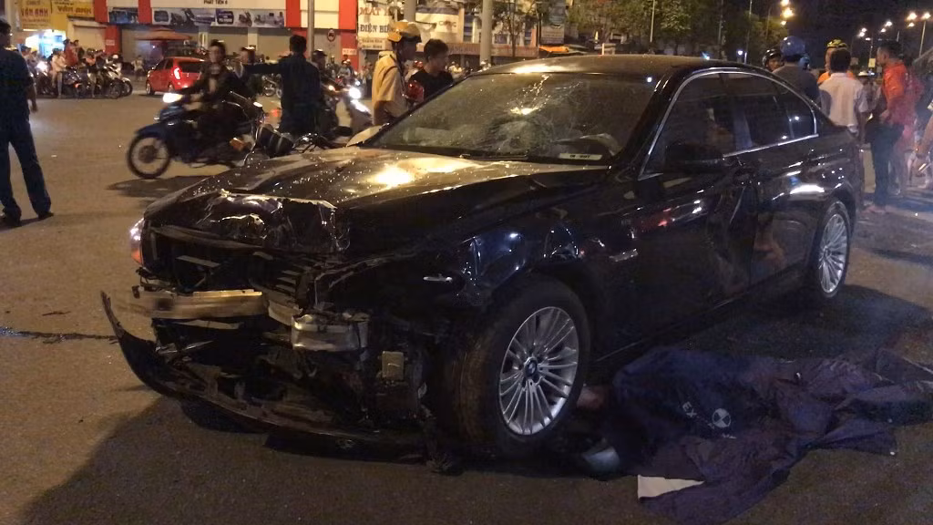 Nhân chứng kể giây phút kinh hoàng BMW tông hàng loạt xe máy ở Sài Gòn ảnh 4