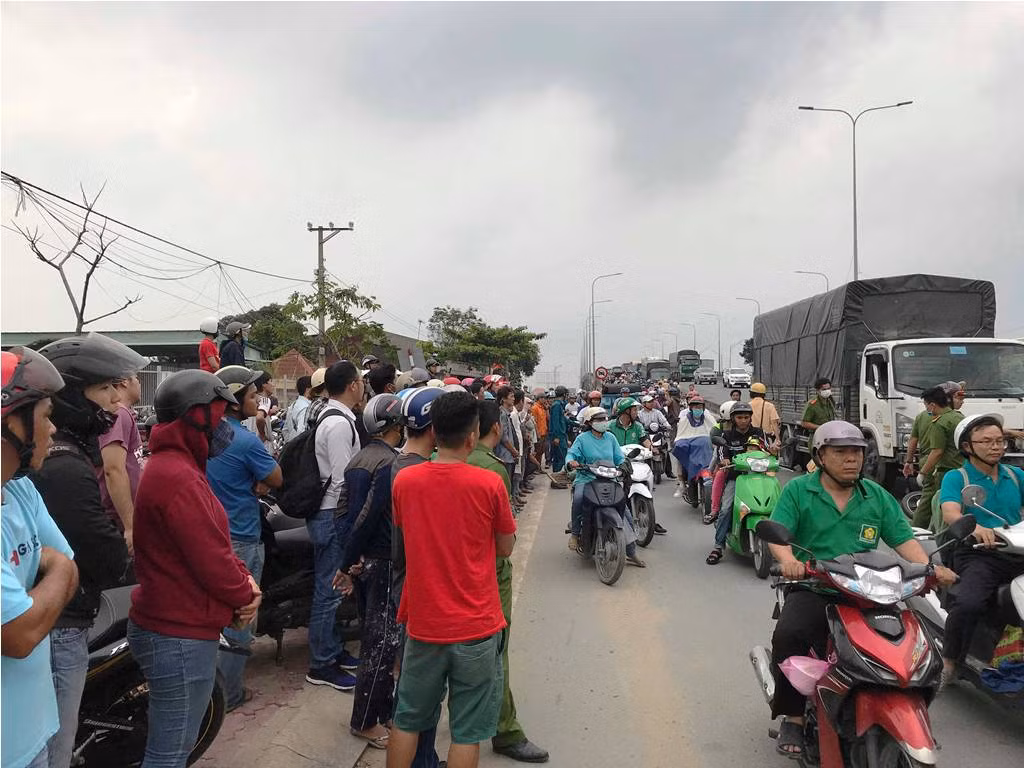 Xe tải tông 3 xe máy trên quốc lộ 1A, 2 người chết tại chỗ ảnh 1