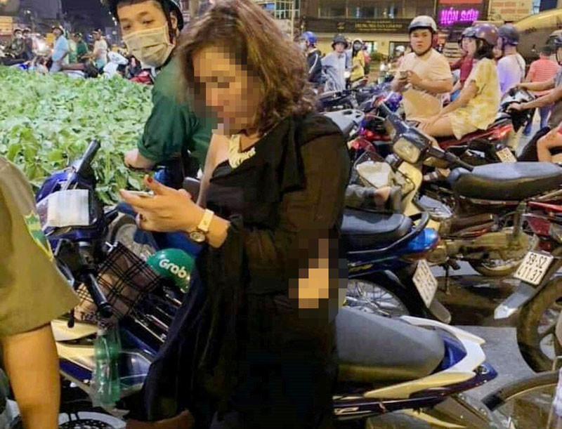 Chi tiết chiếc Lexus đâm hàng loạt xe máy ven hồ Tây ảnh 4