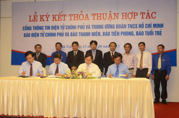 Các đồng chí Tổng biên tập Báo điện tử Chính phủ, Báo Tuổi trẻ TP HCM, Báo Thanh niên và Báo Tiền phong ký kết hợp tác.