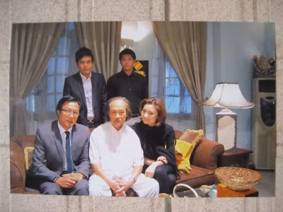 Diễn viên Anh Thái (giữa, hàng ngồi) cùng các diễn viên trong phim Cầu vồng tình yêu