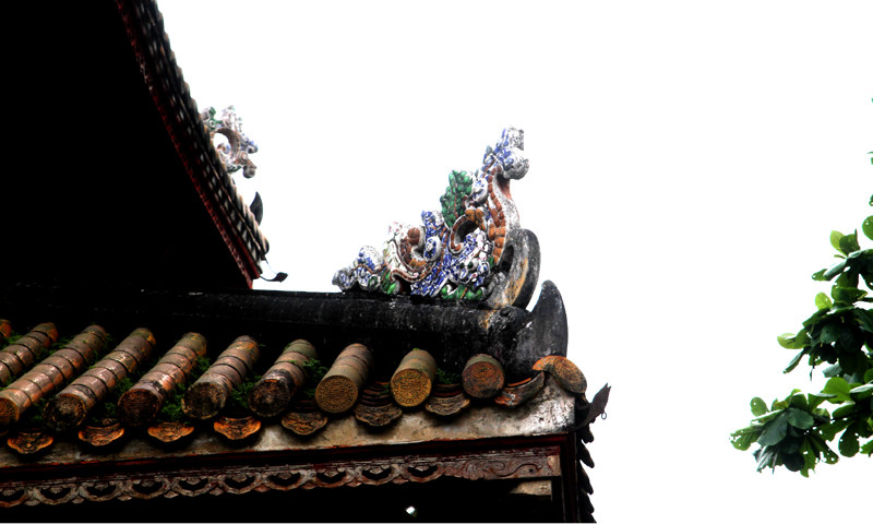 Phần mái được thiết kế cầu kỳ. Có ba mái chính