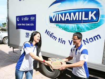 Ông Ngô Công Thắng - Giám Đốc Nhà máy Sữa Nghệ An - cùng Hoa hậu Hương Giang chuyển sữa xuống cho các em