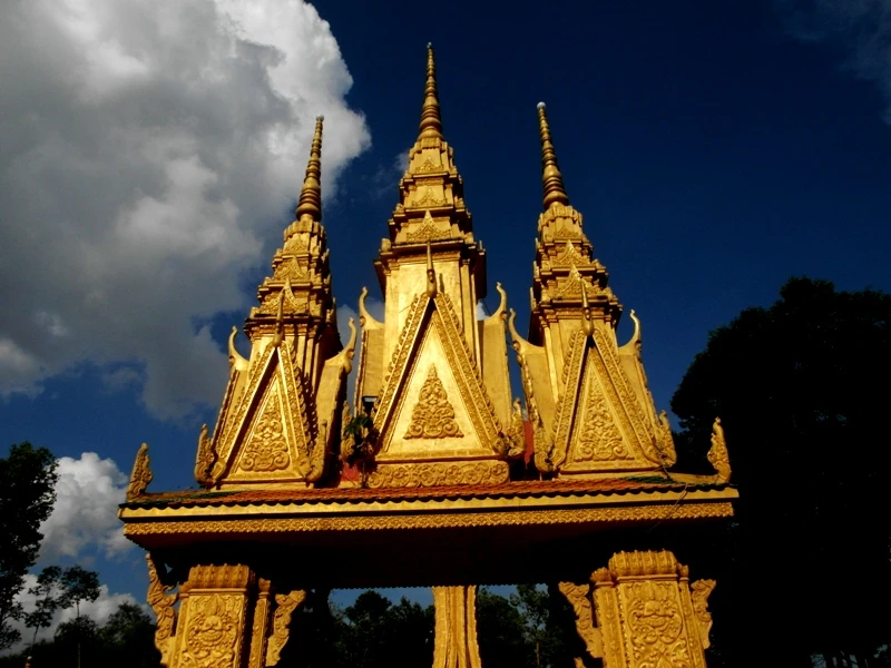 Mặt trước ngôi chánh điện chùa Vàm Ray tại xã Hàm Giang, Trà Cú, Trà Vinh