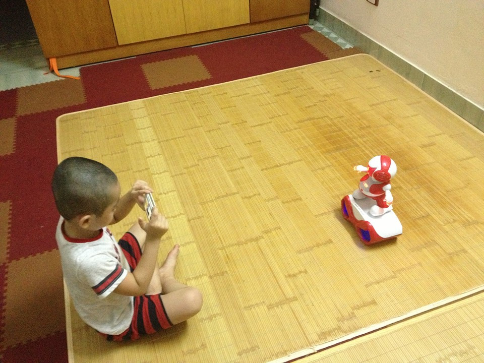 Một phụ huynh đưa ảnh con trai với robot biết nhảy TOSY lên facebook của mình