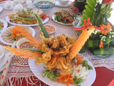 Tôm phi tiễn tạo hình chim Phụng . Ảnh: Thanh Tùng 