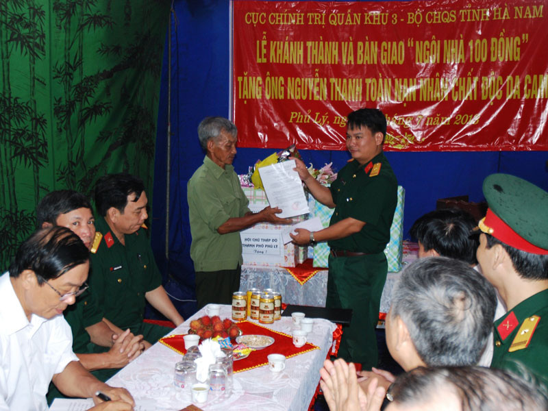 Đại diện cán bộ Cục Chính trị Quân khu 3, Bộ CHQS tỉnh Hà Nam và lãnh đạo, chính quyền địa phương chứng kiến lễ khánh thành và bàn giao “Ngôi nhà 100 đồng” tặng ông Nguyễn Thanh Toàn. Đại diện cán bộ Cục Chính trị Quân khu 3, Bộ CHQS tỉnh Hà Nam và lãnh đạo, chính quyền địa phương chứng kiến lễ khánh thành và bàn giao “Ngôi nhà 100 đồng” tặng ông Nguyễn Thanh Toàn