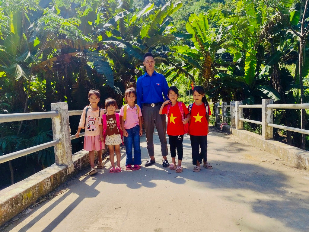 Cây cầu giúp trẻ đến trường, bà con đi lại dễ dàng, giao thương hàng hóa tăng lên