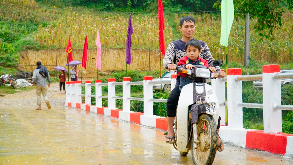 Thăm lại cây cầu làm đổi đời cho bản làng nghèo bên suối Tình yêu ảnh 2