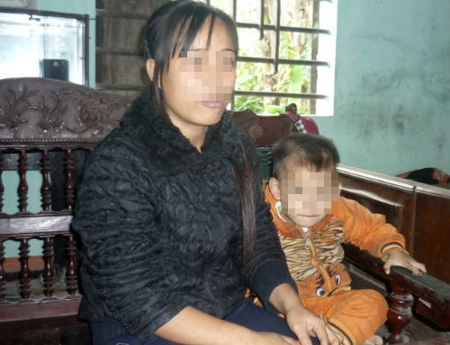 Chị H. chỉ hiện trường nơi chiều ngày 13/11, cô N. đang xúc đất rồi cầm xẻng tấn công mình trước. Chị H. chỉ hiện trường nơi chiều ngày 13/11, cô N. đang xúc đất rồi cầm xẻng tấn công mình trước