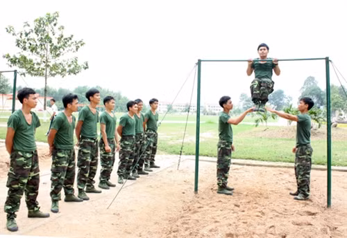 Các học viên trinh sát rèn luyện thể lực
