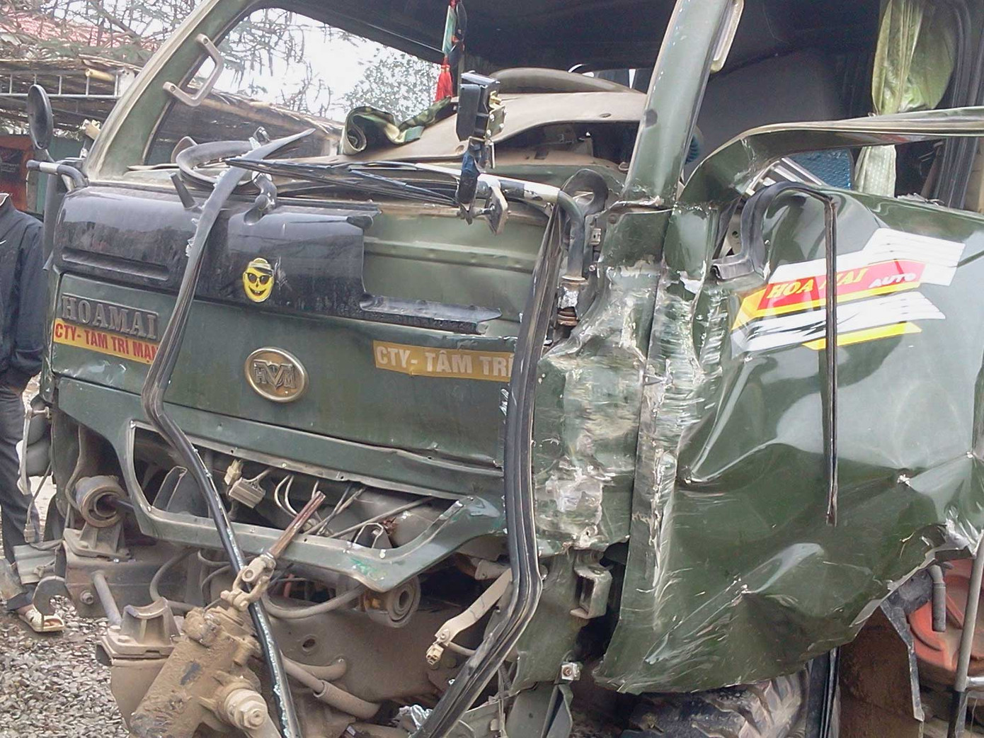 Đầu chiếc xe chở vật liệu xây dựng bị vỡ nát