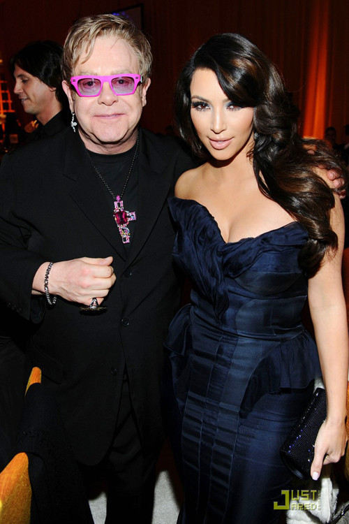 Elton John chụp ảnh cùng Kim