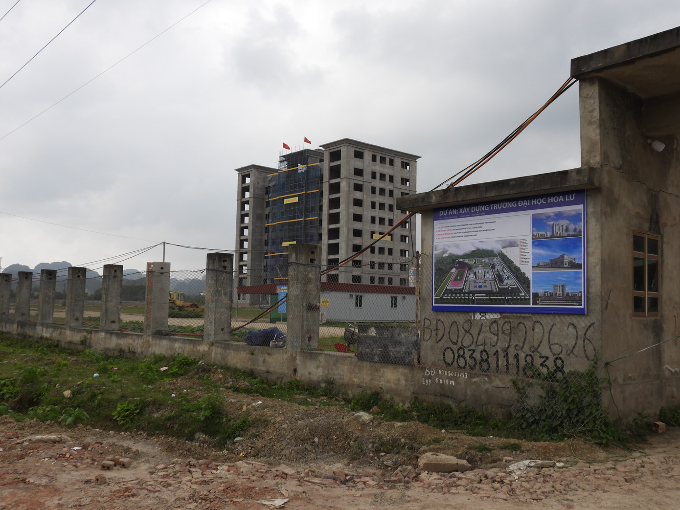 Một số hạng mục xuống cấp sau nhiều năm nằm phơi sương Một số hạng mục xuống cấp sau nhiều năm nằm phơi sương