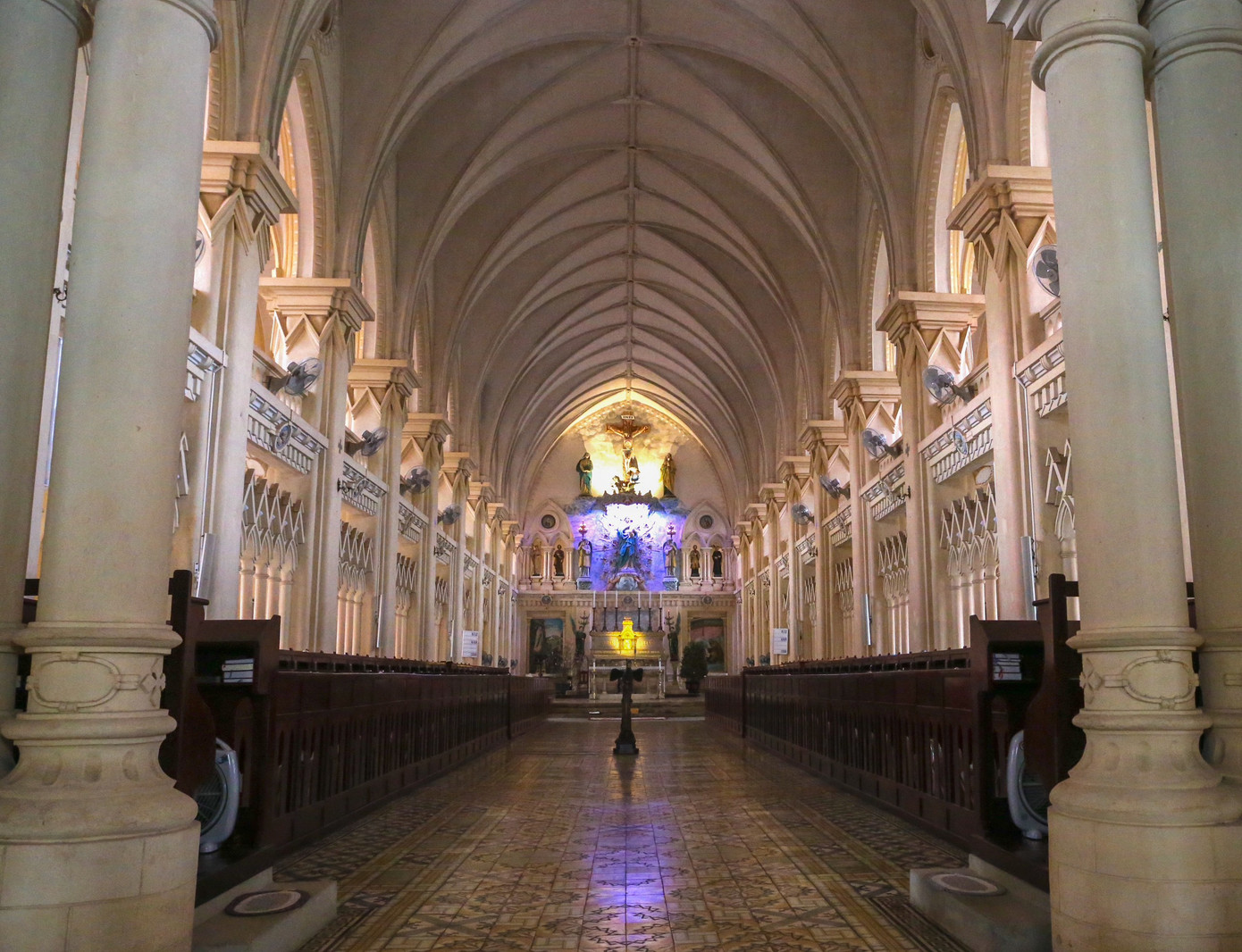 Đan viện Châu Sơn là một trong những công trình kiến trúc nổi tiếng ở Ninh Bình mà đỉnh cao nghệ thuật kiến trúc là mái vòm trắng cao 21m trong lòng thánh đường. Ảnh: Đức Hoàng. Đan viện Châu Sơn là một trong những công trình kiến trúc nổi tiếng ở Ninh Bình mà đỉnh cao nghệ thuật kiến trúc là mái vòm trắng cao 21m trong lòng thánh đường. Ảnh: Đức Hoàng.