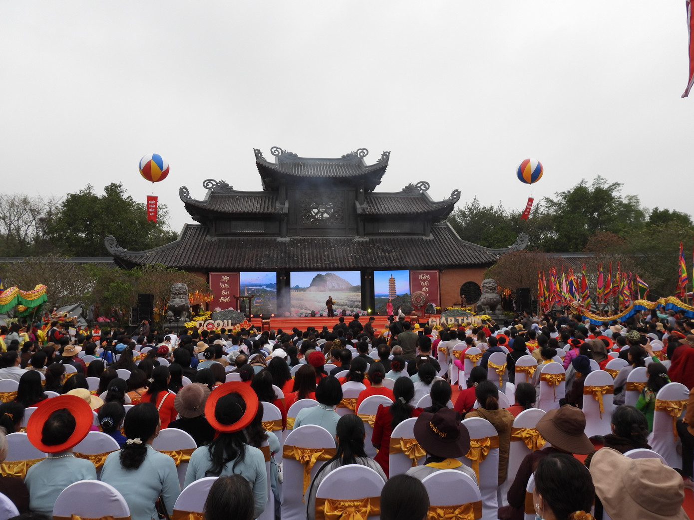 Du khách thập phương đổ về chùa Bái Đính ngày khai hội. Ảnh: Phạm Nam