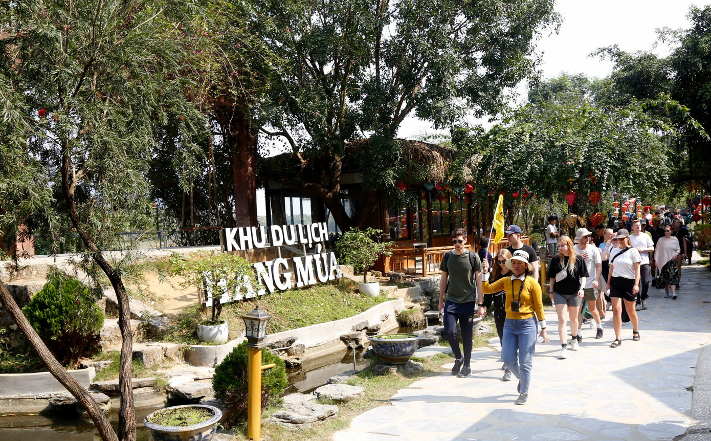 Du khách tại khu vực Hang Múa, Hoa Lư, Ninh Bình.