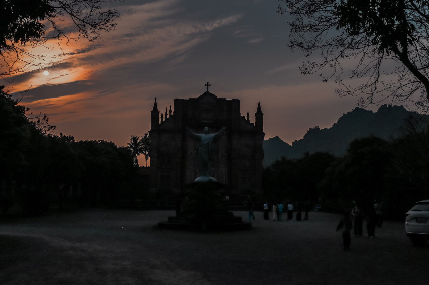 Mặt trước Thánh đường khi chiều về. Ảnh: Đức Hoàng. Mặt trước Thánh đường khi chiều về. Ảnh: Đức Hoàng.