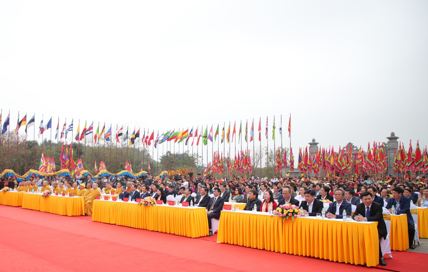 Nhiều chức sắc tôn giáo và chính quyền địa phương có mặt tại lễ khai hội. Ảnh: Phạm Nam