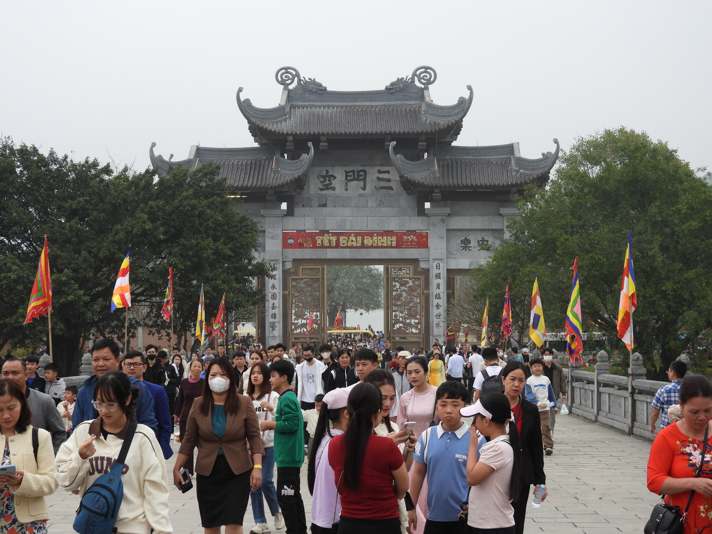 Du khách nhộn nhịp đi chùa dịp đầu năm. Ảnh: Phạm Nam