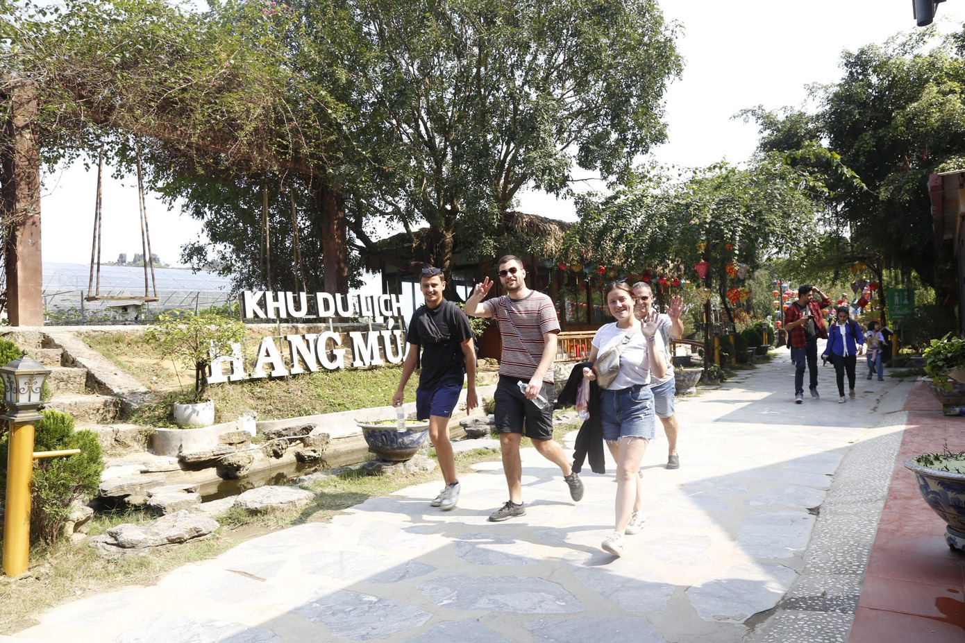 Khách Tây du xuân ở Ninh Bình.