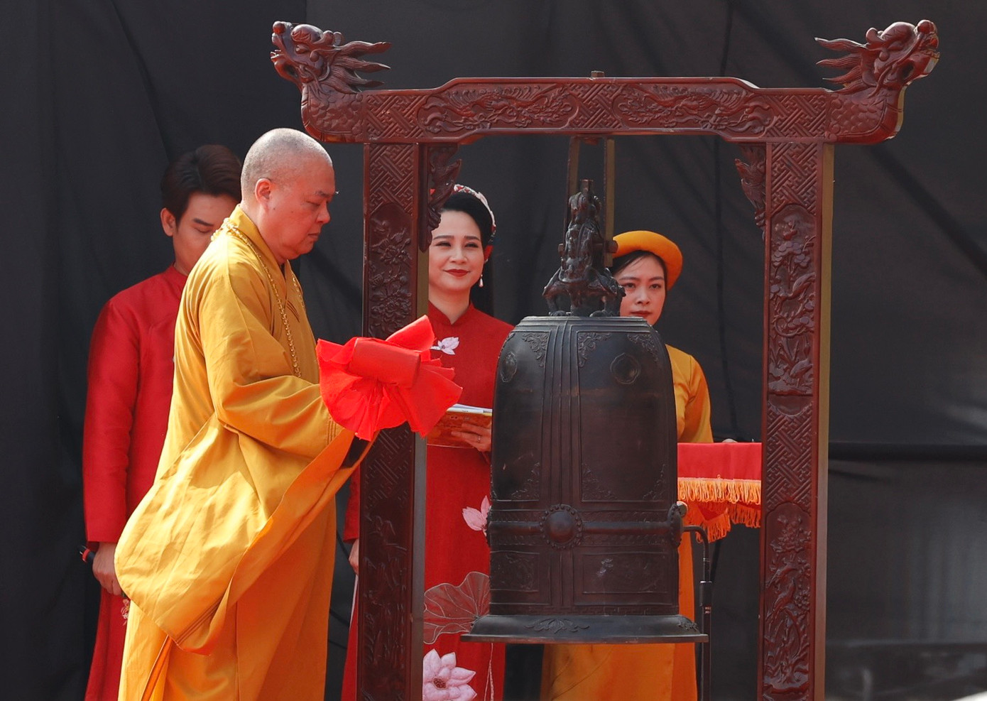 Hòa thượng Thích Thanh Nhiễu, Phó chủ tịch Thường trực Hội đồng Trị sự Giáo hội Phật giáo Việt Nam thỉnh chuông khai hội.