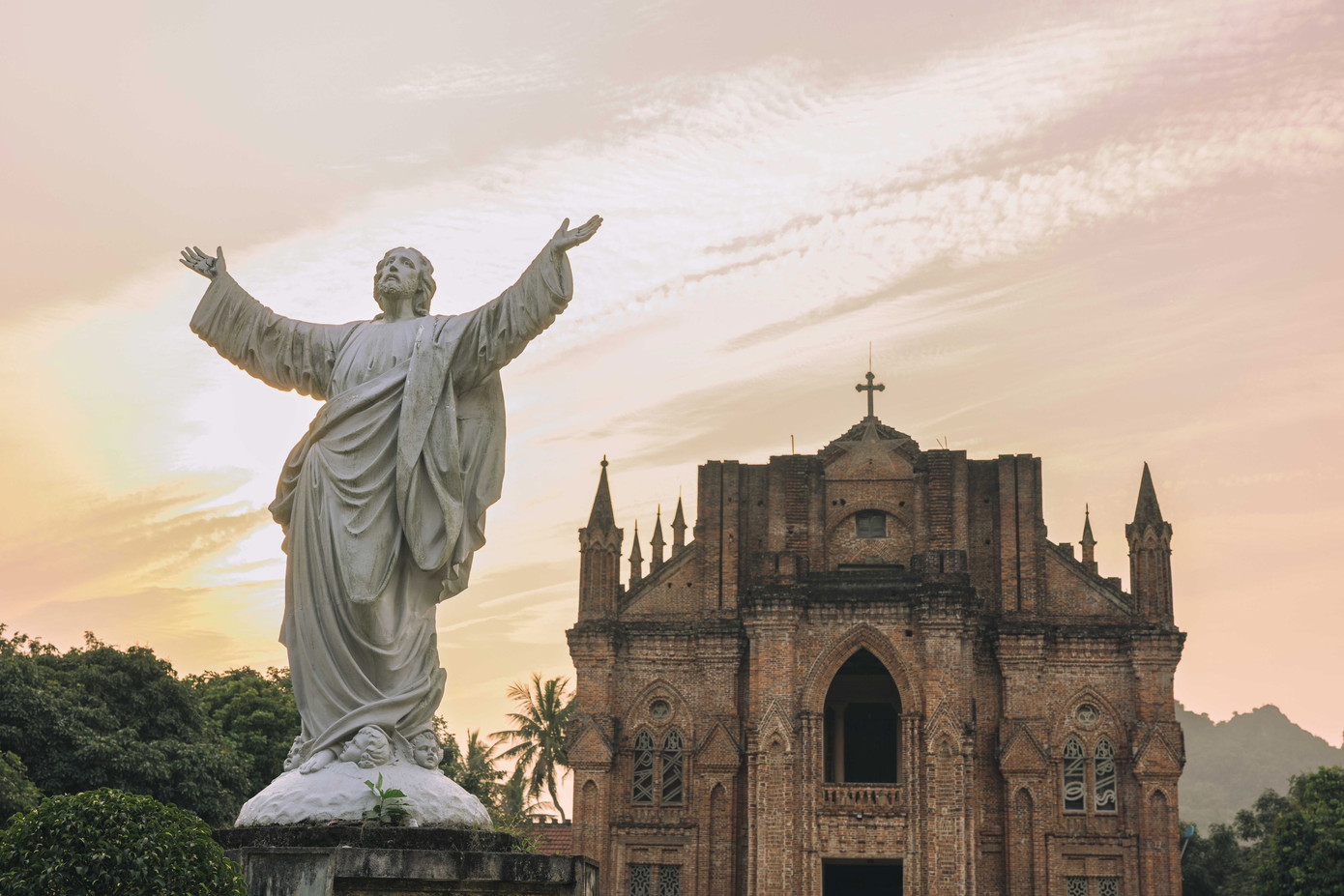 Mặt trước Thánh đường Châu Sơn. Mặt trước Thánh đường Châu Sơn.