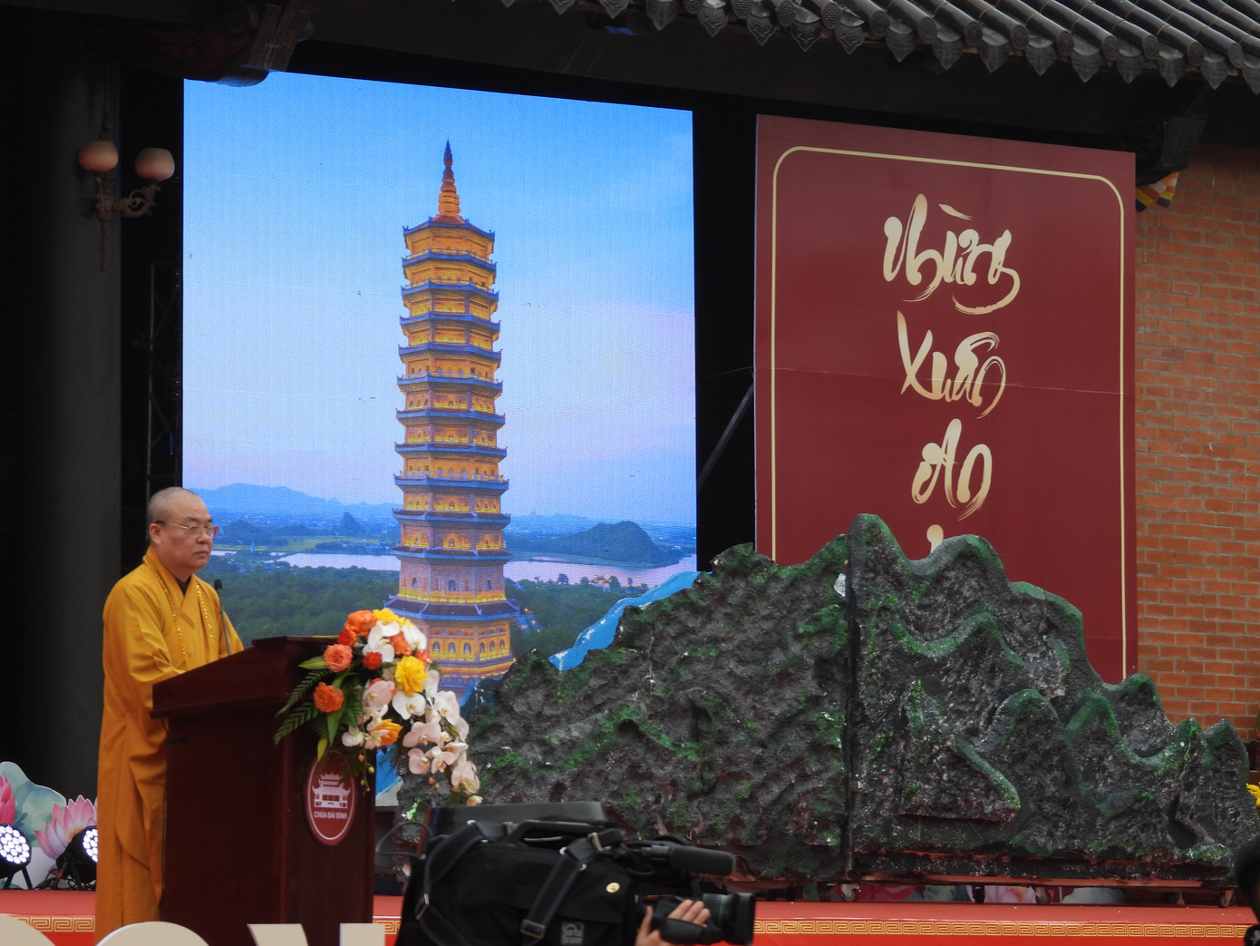 Hoà thượng Thích Thanh Nhiễu phát biểu khai mạc Lễ hội. Ảnh: Phạm Nam