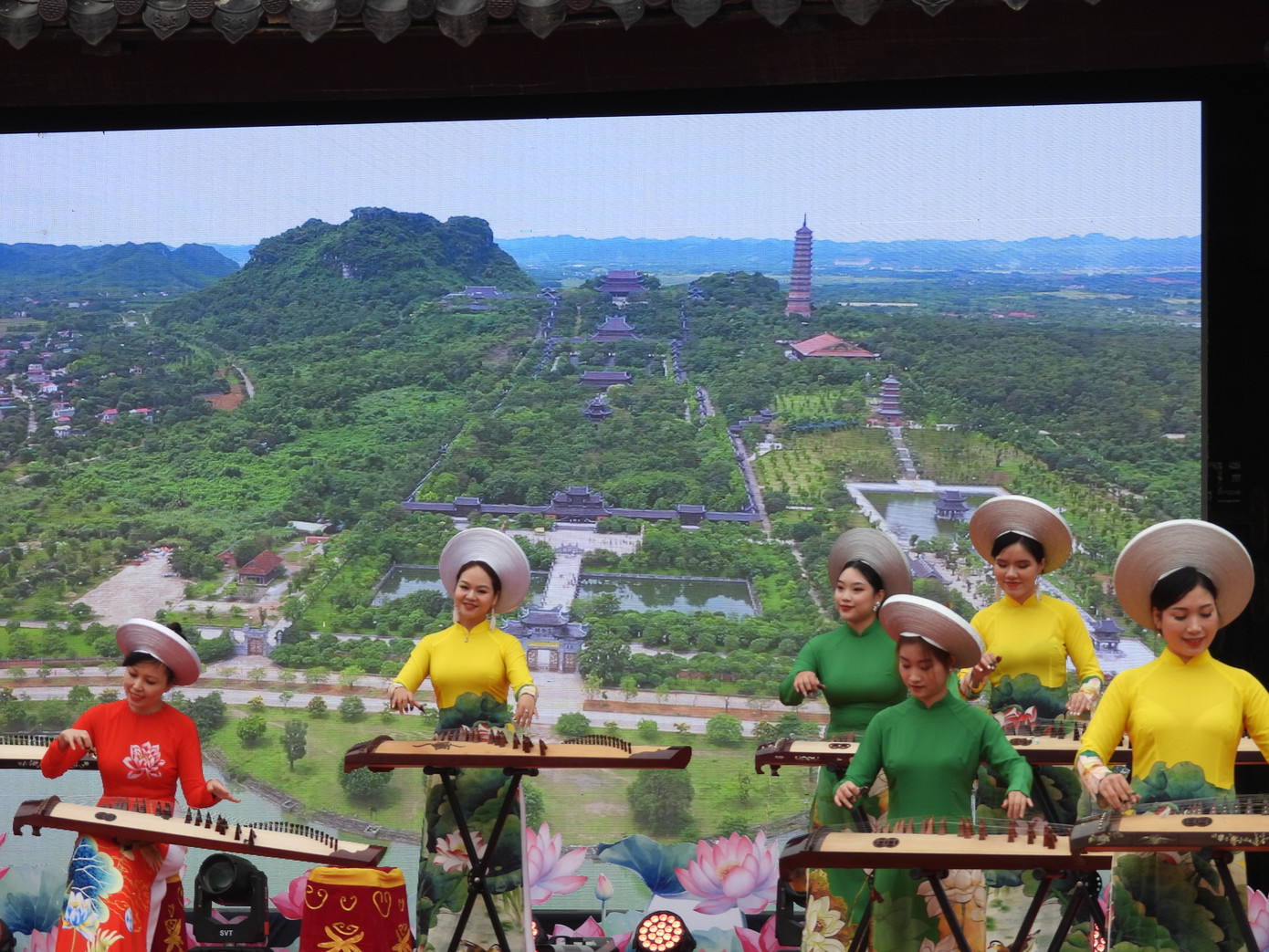 Nhiều tiết mục văn nghệ biểu diễn tại lễ hội. Ảnh: Phạm Nam