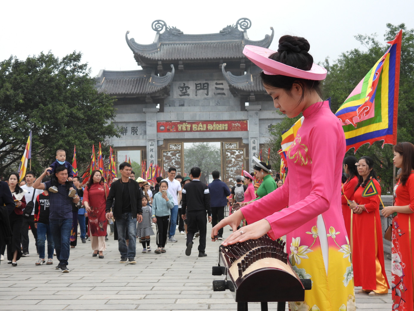 Đàn tranh một trong những làn điệu âm nhạc dân gian được biểu diễn tại lễ hội. Ảnh: Phạm Nam