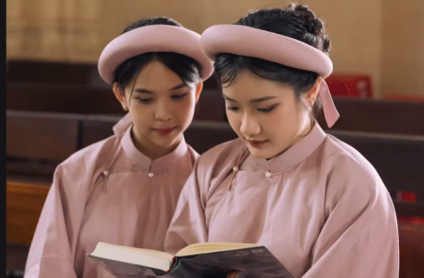 Giới trẻ cầu nguyện tại Thánh đường Châu Sơn.