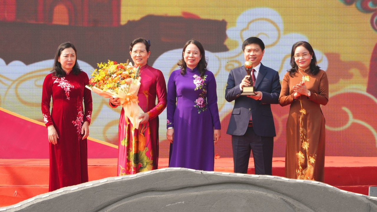 Phó Chủ tịch nước Võ Thị Ánh Xuân tại lễ khai hội (ảnh giữa).