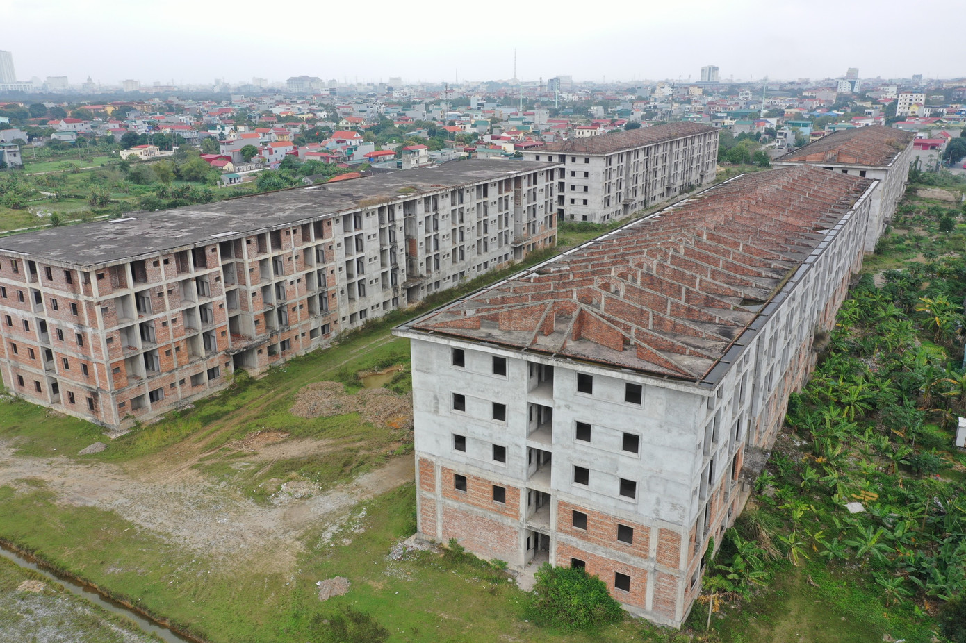 Tháng 9/2009, UBND tỉnh Ninh Bình đã ban hành Quyết định số 1015/QĐ-UBND, phê duyệt Dự án Ký túc xá sinh viên có diện tích 11,29ha tại thành phố Ninh Bình, do Sở Xây dựng tỉnh Ninh Bình làm chủ đầu tư. Dự án bao gồm 4 dãy nhà 5 tầng và các công trình phụ trợ, nhằm đáp ứng nhu cầu chỗ ở cho 7.680 sinh viên của 7 trường đại học và cao đẳng trên địa bàn tỉnh.