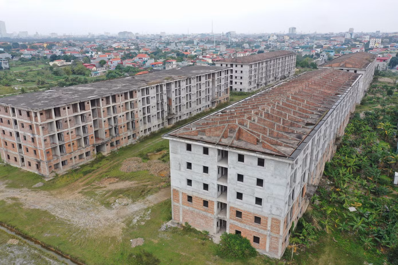 Tháng 9/2009, UBND tỉnh Ninh Bình đã ban hành Quyết định số 1015/QĐ-UBND, phê duyệt Dự án Ký túc xá sinh viên có diện tích 11,29ha tại thành phố Ninh Bình, do Sở Xây dựng tỉnh Ninh Bình làm chủ đầu tư. Dự án bao gồm 4 dãy nhà 5 tầng và các công trình phụ trợ, nhằm đáp ứng nhu cầu chỗ ở cho 7.680 sinh viên của 7 trường đại học và cao đẳng trên địa bàn tỉnh.