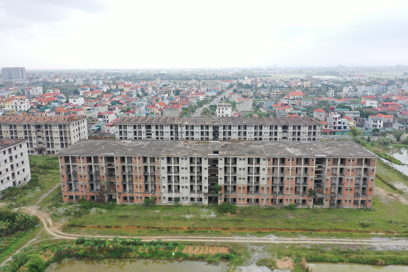 Dựa trên chỉ đạo của Thủ tướng, năm 2016, UBND tỉnh Ninh Bình đã phát đi văn bản chỉ đạo giải quyết một số vấn đề liên quan đến việc điều chỉnh KTX sinh viên tập trung, trong đó có việc điều chỉnh công năng của nhà ở xã hội cho người nghèo, gia đình chính sách, người có thu nhập thấp và KTX sinh viên.