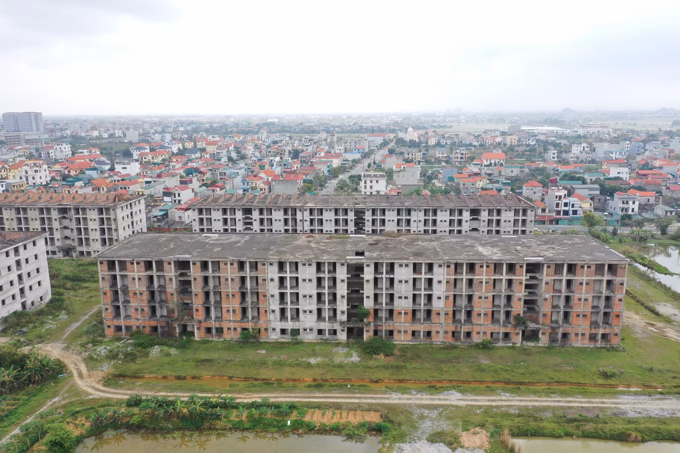 Dựa trên chỉ đạo của Thủ tướng, năm 2016, UBND tỉnh Ninh Bình đã phát đi văn bản chỉ đạo giải quyết một số vấn đề liên quan đến việc điều chỉnh KTX sinh viên tập trung, trong đó có việc điều chỉnh công năng của nhà ở xã hội cho người nghèo, gia đình chính sách, người có thu nhập thấp và KTX sinh viên.