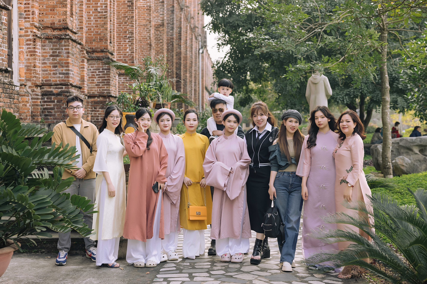 Giới trẻ đến Thánh đường Châu Sơn du xuân. Giới trẻ đến Thánh đường Châu Sơn du xuân.