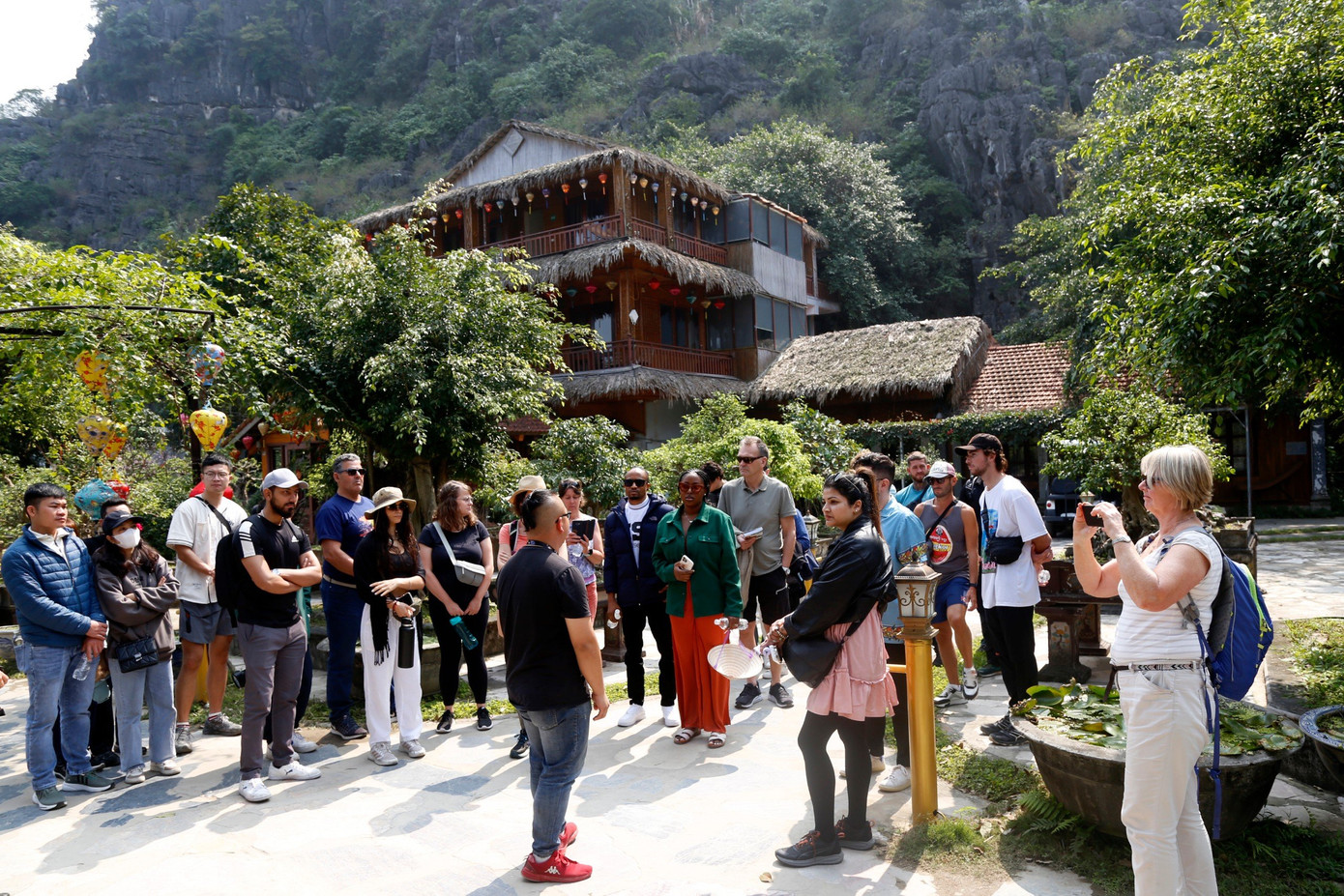 Khách Tây nườm nượp đến Ninh Bình.