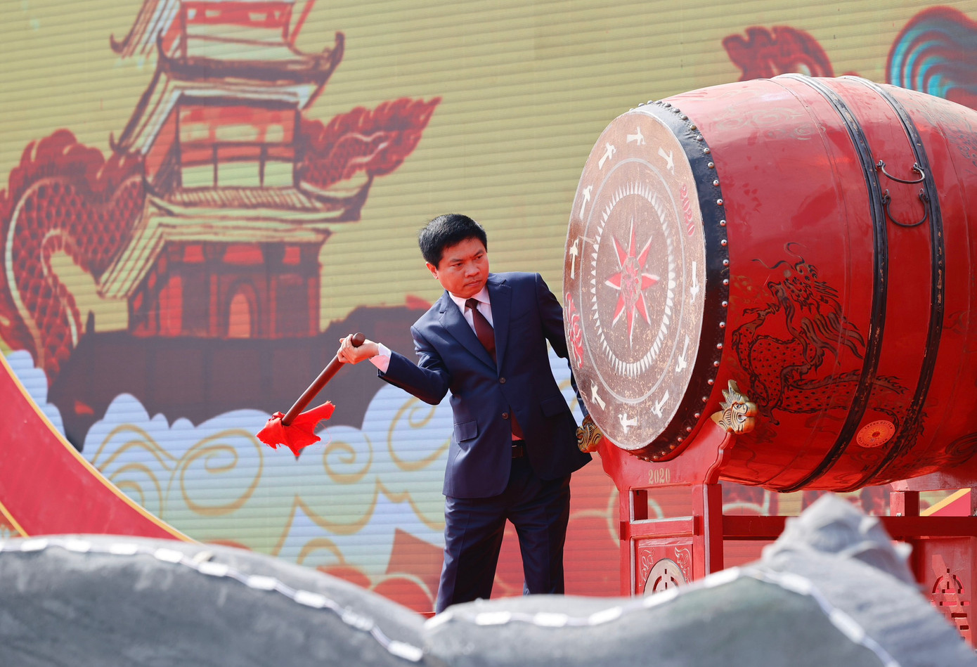 Ông Trương Quốc Huy, Chủ tịch tỉnh Hà Nam gióng trống khai hội. Ảnh: Như Ý.