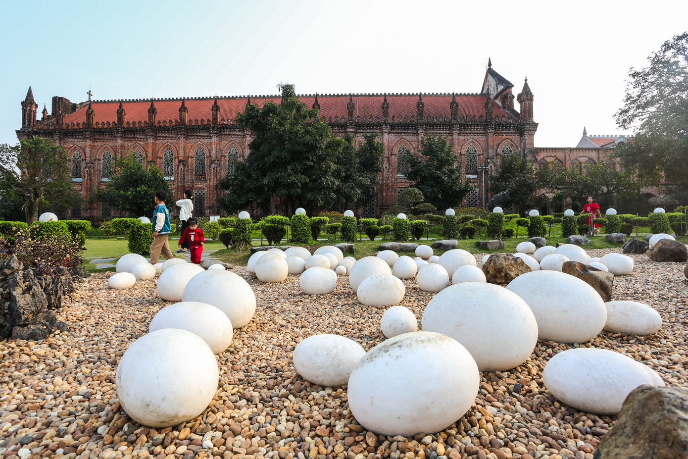 Vườn cầu nguyện Fatima với những trái trứng khổng lồ. Ảnh: Đức Hoàng. Vườn cầu nguyện Fatima với những trái trứng khổng lồ. Ảnh: Đức Hoàng.