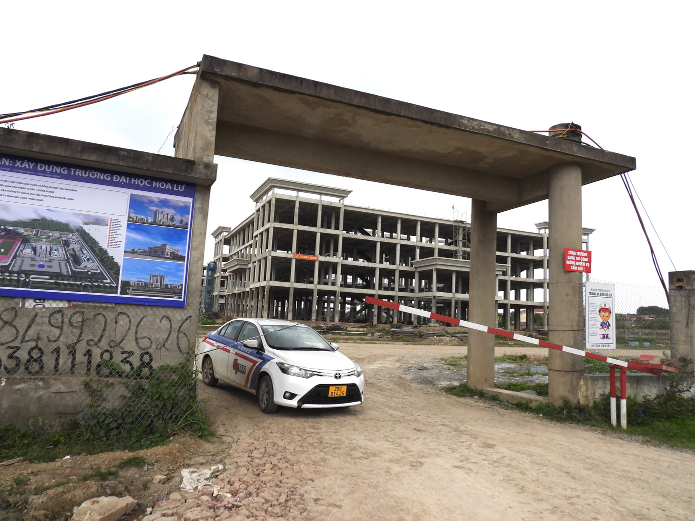 Khu vực cổng của Dự án Trường Đại học Hoa Lư. Ảnh: Đ.H Khu vực cổng của Dự án Trường Đại học Hoa Lư. Ảnh: Đ.H