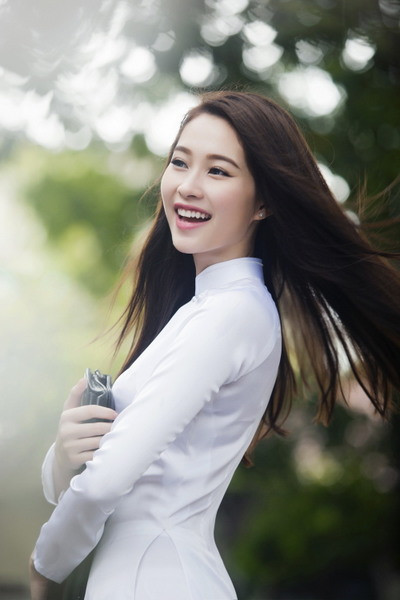 Không bon chen showbiz, Thu Thảo chỉ thích tham gia hoạt động từ thiện và làm giám khảo những cuộc thi sắc đẹp dành cho các bạn sinh viên